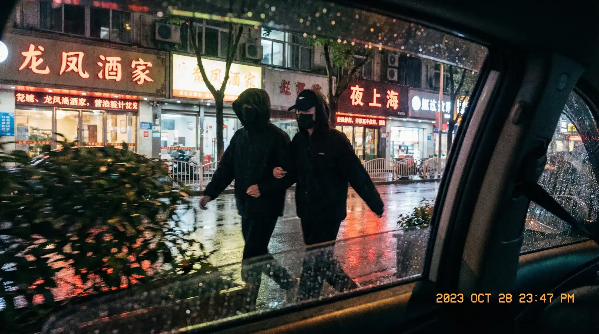 英雄联盟蛮王攻略 - 顶流明星深夜密会现场抓拍照片